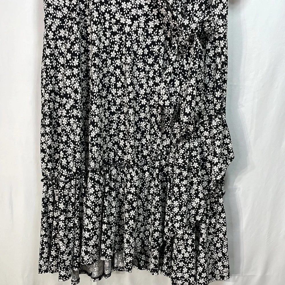 🧳 Signature by Robbie Bee black and white textural floral faux wrap dress - Picture 3 of 5